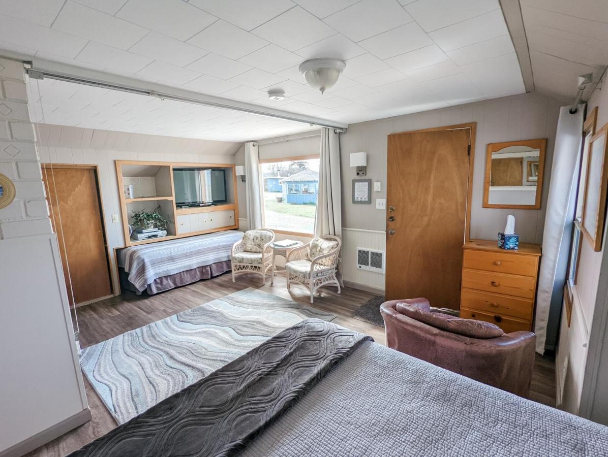 סקווים Juan De Fuca Waterfront Hotel & Cottages מראה חיצוני תמונה