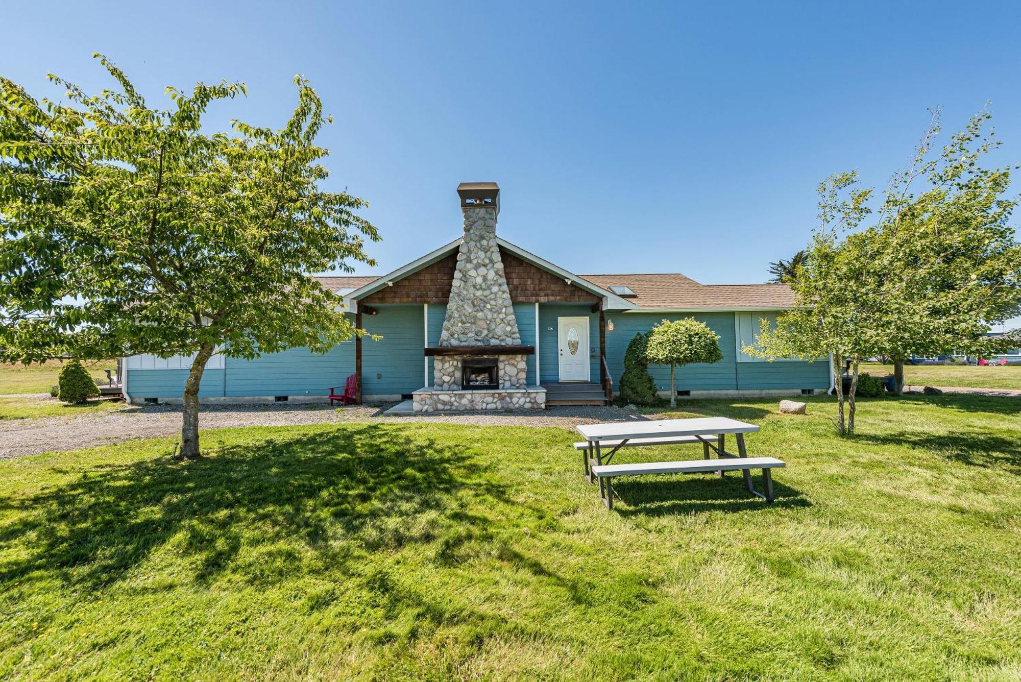 סקווים Juan De Fuca Waterfront Hotel & Cottages מראה חיצוני תמונה