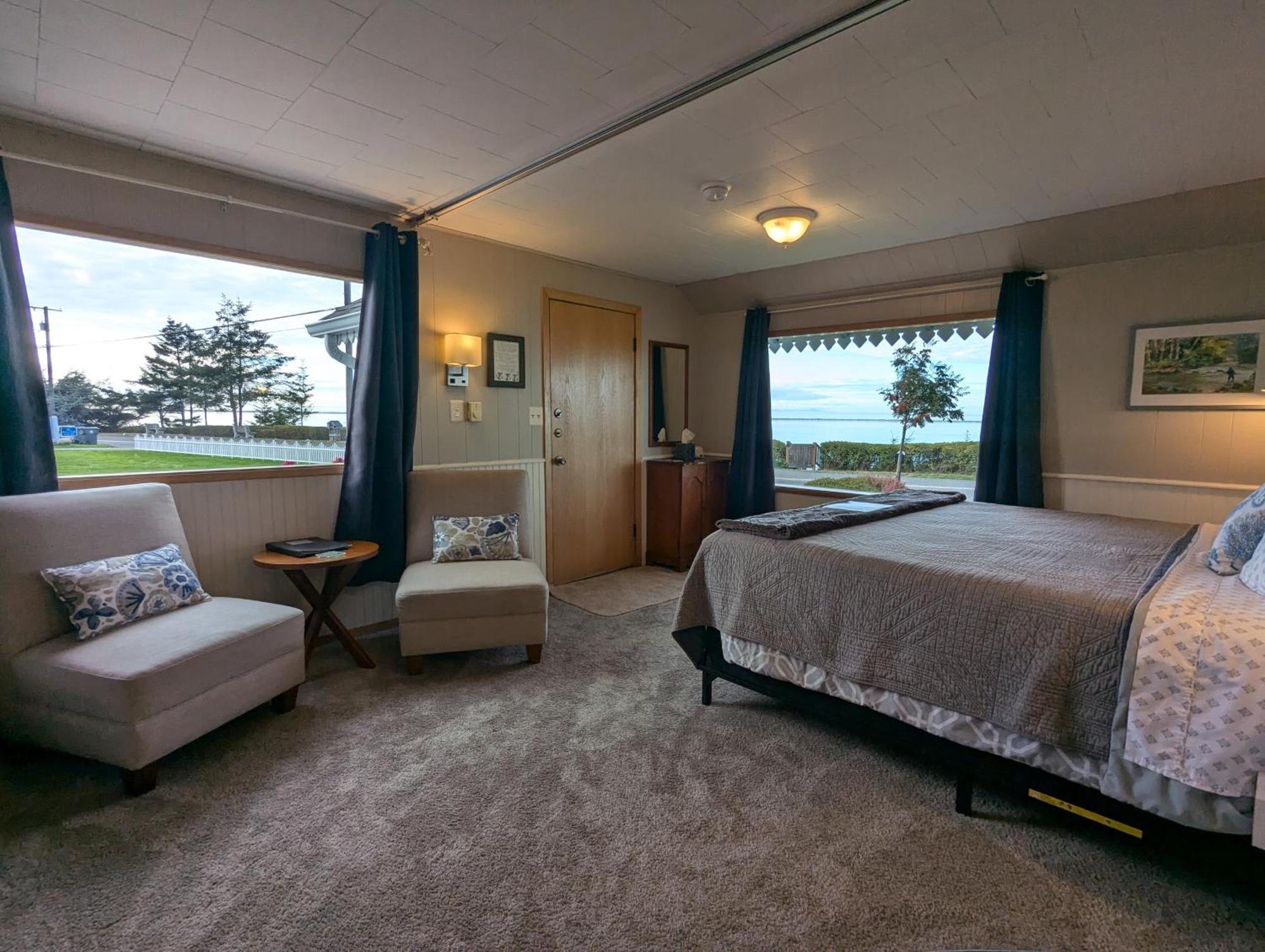 סקווים Juan De Fuca Waterfront Hotel & Cottages מראה חיצוני תמונה
