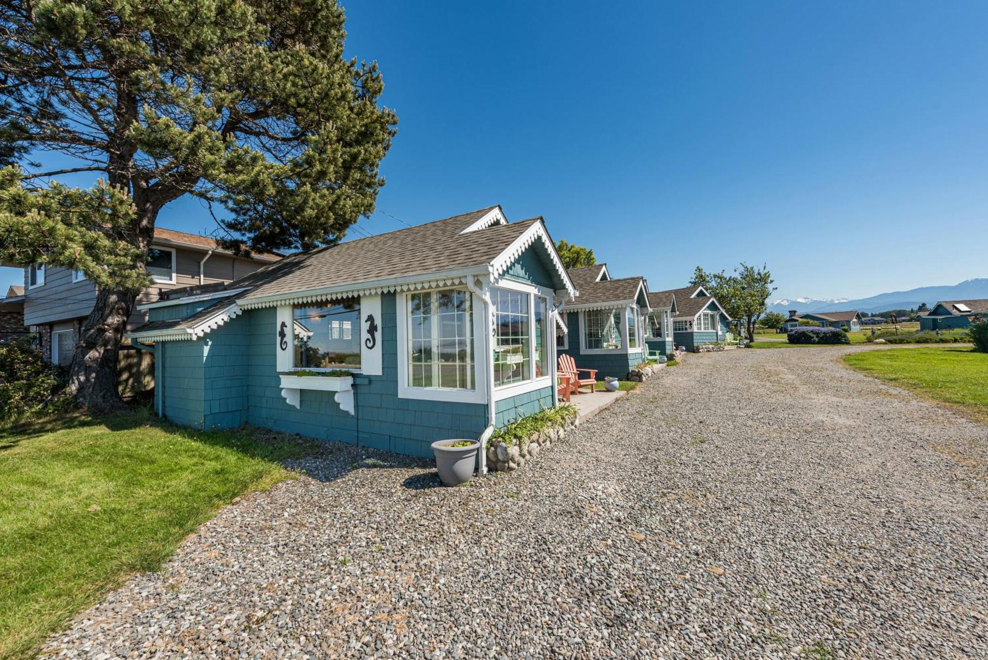 סקווים Juan De Fuca Waterfront Hotel & Cottages מראה חיצוני תמונה